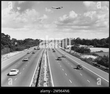 Un aereo che sorvola l'autostrada M23 in direzione dell'aeroporto Gatwick di Londra. Foto Stock