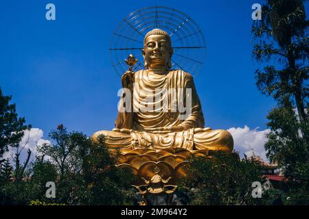 Statua del Grande Buddha dorato seduto a Dalat, Vietnam Foto Stock