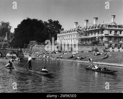 Una scena di un giorno d'estate sulle spalle di Cambridge, mostrando Clare College, dal River Cam, Cambridgeshire, Inghilterra. Foto Stock