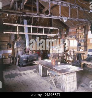 L'interno della capanna di Ernest Shackleton (1907-9), che è stato conservato esattamente nello stesso stato lasciato da Shackleton Foto Stock