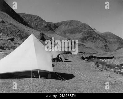 Una scena di campeggio nel Passo di Honister, una parte bella del Lake District, Cumbria, Inghilterra. Foto Stock