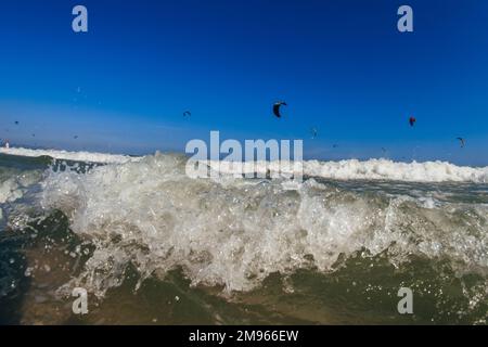 MUI NE, VIETNAM - 9 MARZO 2017: Kitesurf sulle onde del mare in Vietnam Foto Stock