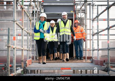 Sindaco di Londra Sadiq Khan (2nd da sinistra) durante la cerimonia di topping out di un nuovo sviluppo di alloggi a prezzi accessibili nei Royal Docks, Londra est dove ha annunciato che sotto di lui sono state completate più nuove case che sotto qualsiasi precedente sindaco di Londra. Data immagine: Martedì 17 gennaio 2023. Foto Stock