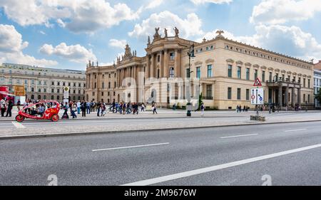 Berlino, Germania - 6 luglio 2011 : Unter Den Linden (strada) e Bebelplatz, grande piazza pubblica presso la Facoltà di giurisprudenza dell'Università di Humboldt. Sito di nazista bo Foto Stock