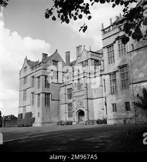 Montacute House, situato nel sud Somerset villaggio di Montacute. Un fantastico esempio di architettura tardo elisabettiana il palazzo a tre piani, costruito in pietra locale di Ham Hill, è stato costruito intorno al 1598 da Sir Edward Phelips, Maestro dei rotoli alla regina Elisabetta I. Fotografia di Norman Synge Waller Budd Foto Stock