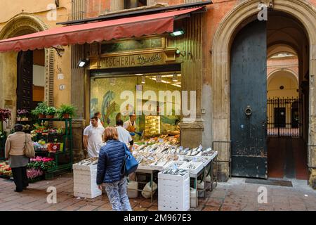 Una popolare bancarella di pesci nelle strade di Bologna. Foto Stock