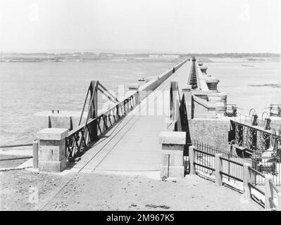 Strada e ponte oscillante sopra blocco sul Assiut o Asyut Barrage sul fiume Nilo in Egitto, a circa 350 miglia a valle dalla diga di Assuan. Foto Stock
