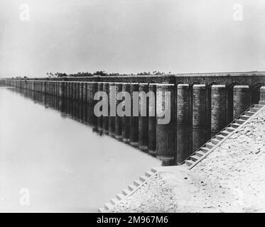 L'Assiut o Asyut Barrage sul Nilo, Egitto, da monte. Foto Stock