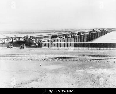 Assiut o Asyut Barrage sul fiume Nilo in Egitto: Vista generale a monte che mostra la serratura. Foto Stock