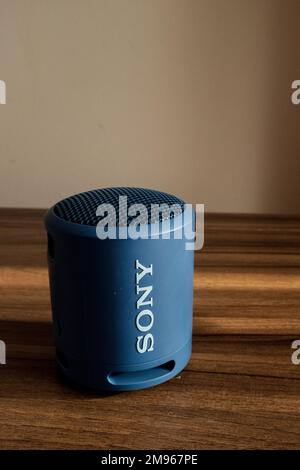 17th gennaio 2023: Una foto ravvicinata dell'altoparlante Bluetooth wireless SRS-XB13 di Sony. Foto Stock