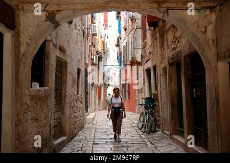 Una strada stretta nella parte vecchia della città di Rovigno, sulla costa occidentale dell'Istria, Croazia. Foto Stock