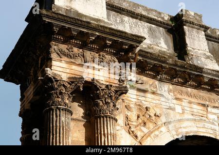 Particolare dell'arco trionfale dei Sergii a Pola, sulla costa occidentale dell'Istria, in Croazia. Questo antico arco romano commemora tre fratelli della famiglia Sergio, in particolare Lucio Sergio Lepido, una tribuna che combatté nella battaglia di Actio. Fu pagato dalla moglie di Lepido, Salvia Postuma Sergia, e fu originariamente utilizzato come porta di città. Foto Stock