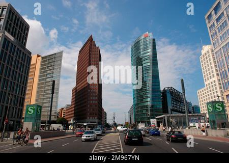 Edifici moderni nella Potsdamer Platz, visti dalla Leipziger Strasse, Berlino, Germania. Foto Stock