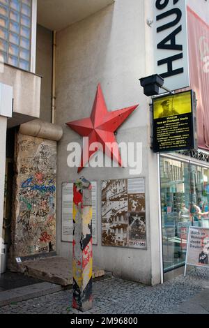 Il Checkpoint Charlie Museum si trova a Friedrichstrasse, Berlino, Germania. Foto Stock