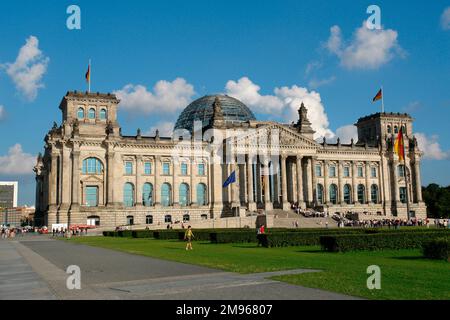 Vista dalla parte anteriore dell'edificio del Reichstag a Berlino, Germania. L'edificio fu aperto nel 1894 per ospitare il parlamento tedesco. Fu gravemente danneggiata da un incendio nel 1933 e la sua ricostruzione non fu completata fino al 1999. La dedica, "DEM Deutschen Volke", "per il popolo tedesco", è iscritta sull'architrave. Foto Stock