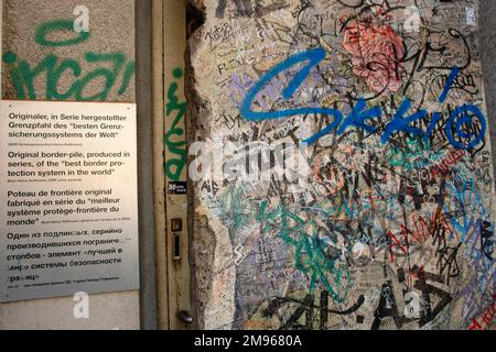 Parte del muro di Berlino coperto da graffiti, in esposizione al Checkpoint Charlie Museum di Friedrichstrasse, Berlino, Germania. Foto Stock