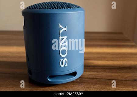 17th gennaio 2023: Una foto ravvicinata dell'altoparlante Bluetooth wireless SRS-XB13 di Sony. Foto Stock