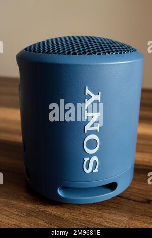 17th gennaio 2023: Una foto ravvicinata dell'altoparlante Bluetooth wireless SRS-XB13 di Sony. Foto Stock