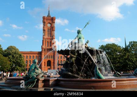 Vista del Municipio Rosso (Rotes Rathaus) a Berlino, Germania, con la fontana di Nettuno in primo piano. E' stato costruito tra il 1861 e il 1869 in alto stile rinascimentale dell'Italia settentrionale. Durante la Guerra fredda fu il municipio di Berlino Est; dall'ottobre 1991 divenne il centro amministrativo ufficiale per la Berlino unificata. Foto Stock