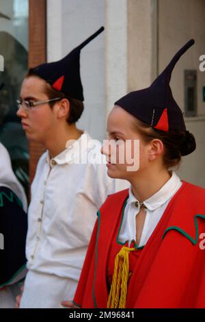 Due giovani membri di un gruppo folcloristico di Boa Nova, visto qui a Funchal, la capitale di Madeira. Indossano costumi tradizionali, tra cui i cappucci neri del cranio con punte. Foto Stock