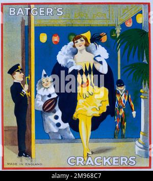 Etichetta da una scatola di cracker di Natale Batgers con una signora 1920s in un abito da festa scartando il suo cappotto come lei arriva per una festa in un hotel o grande casa. A seguire ci sono altri due partecipanti vestiti da Harlequin e Pierrot. L'ingresso è punteggiato da colorate lanterne di carta. Foto Stock