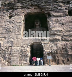 I visitatori possono ammirare la statua del Buddha nella grotta di Yungang (Cloud Ridge) o nella grotta n. 18 a Datong, provincia di Shanxi, nella Repubblica popolare Cinese. Foto Stock