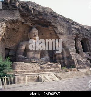 Due statue di Buddha di varie dimensioni scolpite dalla roccia nelle grotte o grotte di Yungang (Cloud Ridge) a Datong, nella provincia di Shanxi, nella Repubblica popolare Cinese. Foto Stock