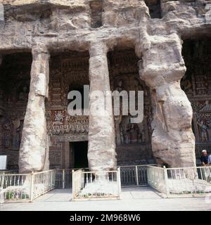 L'ingresso alla Grotta di Yungang (Cloud Ridge) o alla Grotta n. 10 a Datong, provincia di Shanxi, nella Repubblica popolare Cinese, con le sculture buddiste nella roccia. Foto Stock