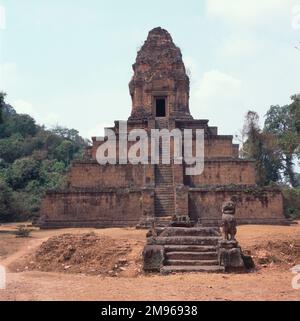 Vista di Baksei Chamkrong, un piccolo tempio indù a Siem Reap, Cambogia. Il tempio è dedicato al Signore Shiva ed è stato completato nel 10th ° secolo durante il regno del re Rajendravarman II Il nome Baksei Chamkrong significa l'uccello che si rifugia sotto le sue ali -- secondo la leggenda il re tentò di fuggire Angkor durante un assedio e un enorme uccello sbarcò e lo riparò sotto le sue ali. Foto Stock