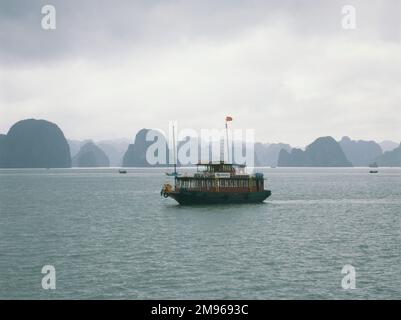 Vista della baia di ha Long (o ha Long), vicino alla città di ha Long (conosciuta anche come Hong Gai), capitale della provincia di Quang Nin, Vietnam. Ha Long Bay (che significa "la baia del drago discendente") è un sito patrimonio dell'umanità dell'UNESCO e una popolare destinazione di viaggio. È nota per le sue rocce distintive, come si può vedere qui sullo sfondo. Foto Stock
