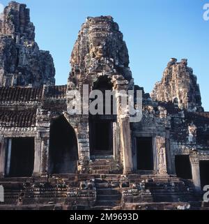 Uno degli ingressi al tempio interno, al tempio buddista Wat Bayon Khmer ad Angkor Thom, Siem Reap, Cambogia, costruito tra la fine degli anni '12th e l'inizio degli anni '13th. Foto Stock