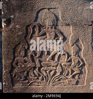 Una scultura in rilievo in pietra all'ingresso del tempio buddista Wat Bayon Khmer ad Angkor Thom, Siem Reap, Cambogia, costruita tra la fine degli anni '12th e i primi anni '13th. L'intaglio raffigura tre ballerini che detengono fiori di loto. Foto Stock