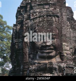 Particolare della scultura di un grande volto umano al tempio buddista Wat Bayon Khmer ad Angkor Thom, Siem Reap, Cambogia, costruito nei secoli tardo 12th e inizio 13th. Foto Stock