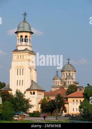 Una vista di vecchie e nuove chiese ortodosse rumene ad Alba Iulia, Transilvania, Romania. Foto Stock