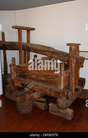 Un vecchio torchio in mostra presso la ditta Henriques & Henriques SA, Camara de Lobos, vicino Funchal, Madeira, Portogallo. Foto Stock