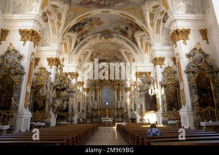 Vista dell'interno della Studienkirche (Chiesa di studio o Chiesa universitaria), ex Chiesa gesuita dell'Assunzione, a Dillingen an der Donau, Baviera, Germania. La chiesa fu consacrata nel 1617. Foto Stock