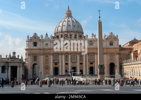 Basilica di San Pietro con la sua iconica cupola, vista da Piazza San Pietro nella Città del Vaticano, Roma, Italia. Foto Stock