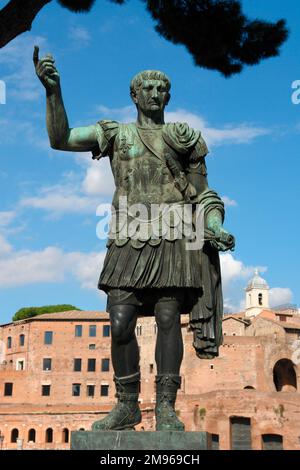 Statua dell'imperatore romano Traiano (Marco Ulpius Nerva Traianus, 53-117), fuori dal Foro di Roma. Foto Stock