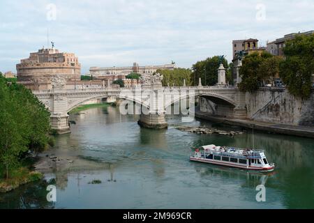 Vista sul fiume Tevere a Roma, in Italia, al Ponte Vittorio Emanuele II, con il Castel Sant'Angelo (talvolta noto anche come Mausoleo di Adriano) sulla sinistra. Foto Stock