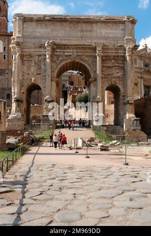 Veduta dell'Arco di Settimio Severo a Roma. Si tratta di un arco trionfale di marmo bianco nel Foro Romano, dedicato nel 203 d.C. a commemorare le vittorie partiane dell'imperatore Settimio Severo e dei suoi due figli, Caracalla e Geta, nelle due campagne contro i Parthiani. Foto Stock