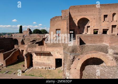 Vista di alcuni edifici romani scavati sul Colle Palatino a Roma, Italia. Foto Stock