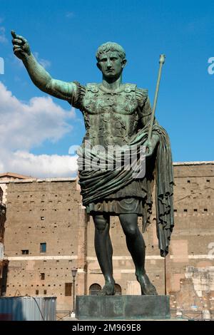 Statua dell'imperatore romano Augusto (Giulio Cesare Augusto, 63 a.C. - 14 d.C.), a Roma, Italia. Foto Stock