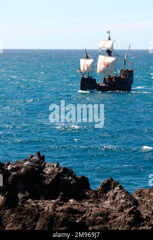 Una replica della caravelle di Cristoforo Colombo, la Santa Maria, navigando al largo della costa vicino a Funchal, Madeira, con i turisti a bordo. La Santa Maria fu la più grande delle tre navi usate da Colombo nel suo primo viaggio attraverso l'Oceano Atlantico nel 1492. Foto Stock