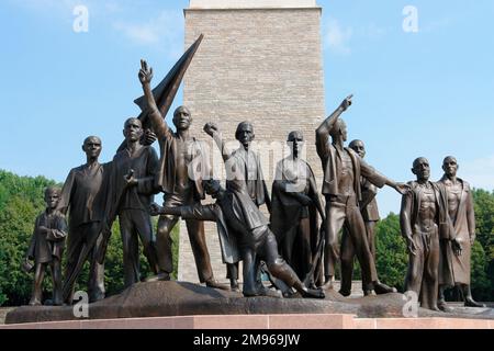 Il gruppo di deiazione di Fritz Cremer, che rappresenta la resistenza dei detenuti durante le loro sofferenze nell'ex campo di concentramento di Buchenwald, Weimar, Thuringen (Turingia), Germania. Foto Stock