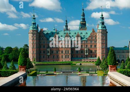 Ammira il lago Palace fino al Palazzo Frederiksborg (noto anche come Castello Frederiksborg) a Hillerod, Sjaelland, Danimarca. Le parti più antiche dell'edificio risalgono al 1560, ma la maggior parte del palazzo attuale fu costruito tra il 1602 e il 1620. Una volta era una residenza reale, ma ora è il Museo di Storia Nazionale. Foto Stock