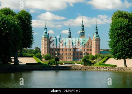 Ammira il lago Palace fino al Palazzo Frederiksborg (noto anche come Castello Frederiksborg) a Hillerod, Sjaelland, Danimarca. Le parti più antiche dell'edificio risalgono al 1560, ma la maggior parte del palazzo attuale fu costruito tra il 1602 e il 1620. Una volta era una residenza reale, ma ora è il Museo di Storia Nazionale. Foto Stock