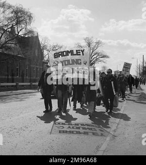 I giovani comunisti di Bromley partecipano a una marcia CND a Horley, Surrey. Foto Stock