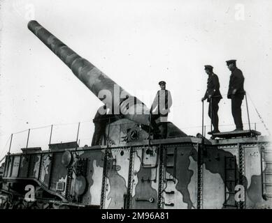 Una stazione di armi montato su ferrovia e soldati durante la prima guerra mondiale. La pistola e il supporto sono stati mimetdati con due sfumature di vernice. Foto Stock