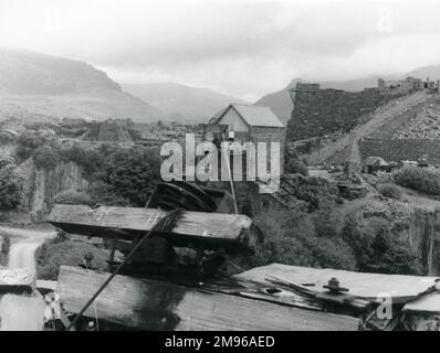 Vista della Dorothea Slate Quarry, Nantlle Valley, Caernarvonshire (ora Gwynedd), Galles del Nord, con il motore al centro. Foto Stock