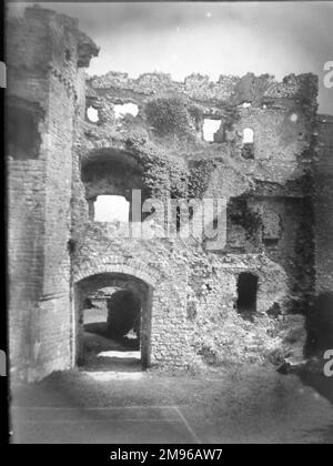 Vista generale dell'interno del castello di Carew, Pembrokeshire, Dyfed, Galles del Sud. Il castello risale al 13th ° secolo. Foto Stock